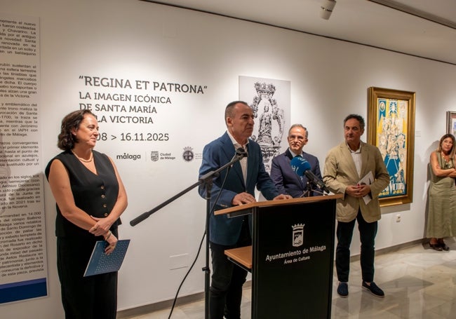 El catedrático Sánchez López, en el momento de la inauguración de la exposición.